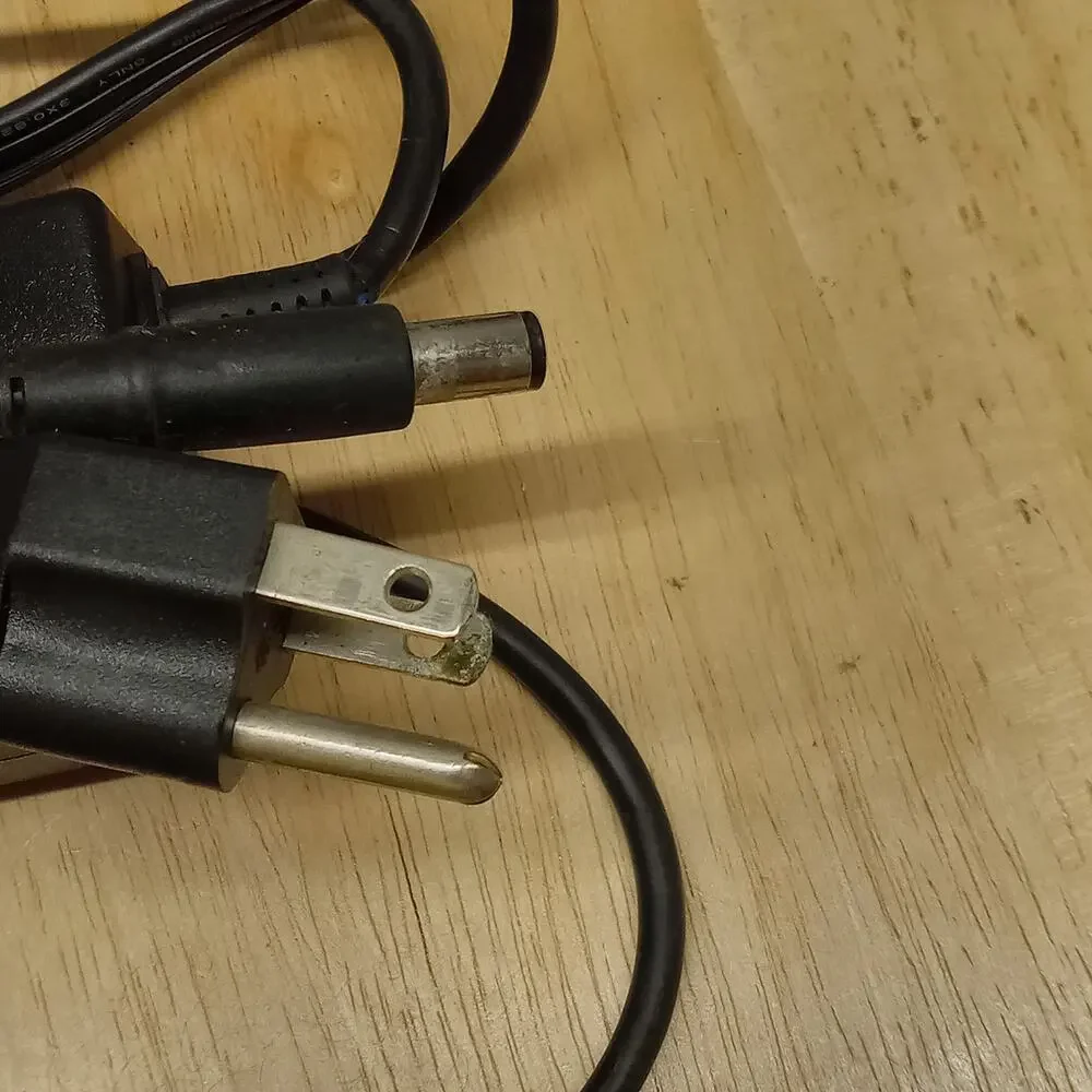 DELL AC Power Adapter Charger 19.5V AC100-240V 1.5A50-60HZ